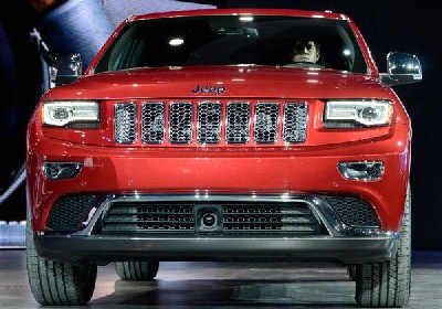 In unveiling it, Mike Manley, president and CEO of the Jeep Brand, highlighted shorter headlamps and an elevated fascia that allows the fog lights to be hidden.